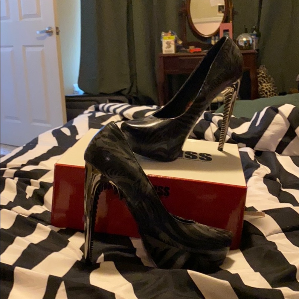 Red kiss Black and grey stiletto